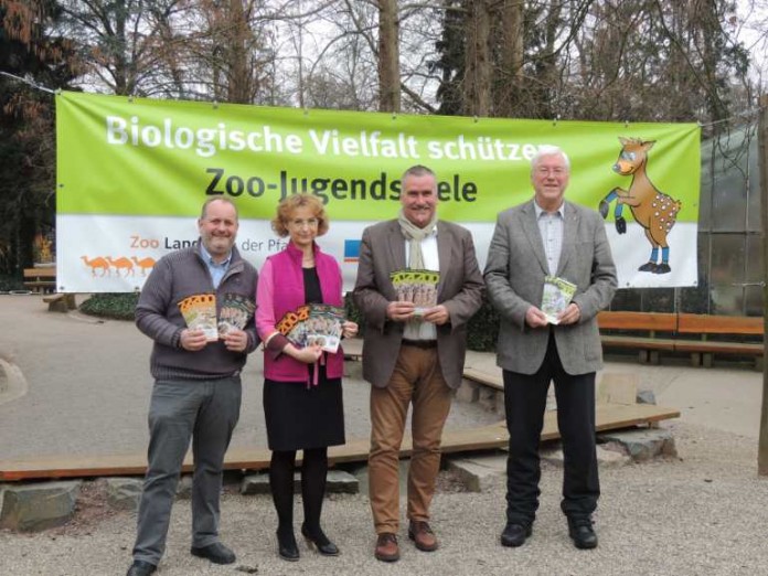 v.l.: Zoodirektor Dr. J.-O. Heckel, Zooschulleiterin Dr. G. Hollstein, Zoodezernent R. Klemm und Freundeskreisvorsitzender San.-Rat. Dr. H. Back