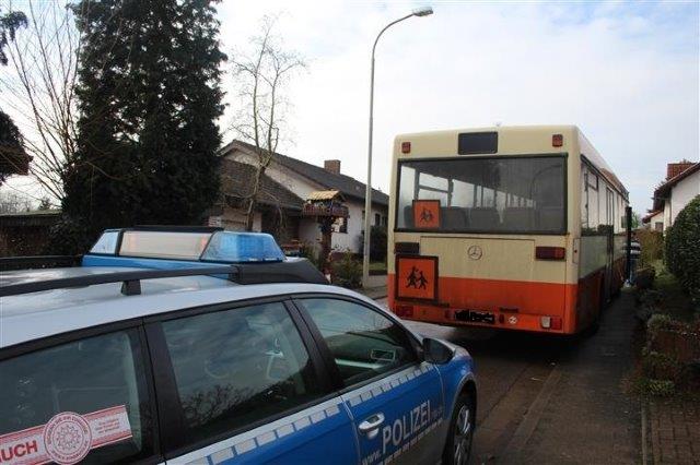 Wer hat Personen beobachtet, die diesen Bus bis Schmittweiler fuhren? Hinweise bitte an die Polizei