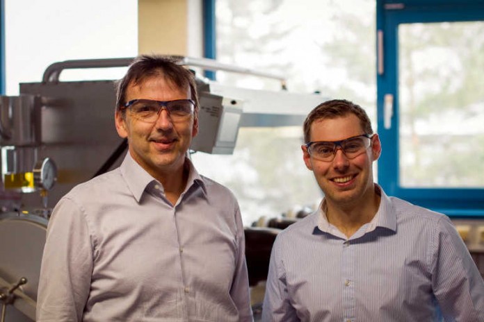v.l.n.r.: Prof. Dr.-Ing. Hans Hasse und Juniorprof. Dr.-Ing. Jakob Burger
