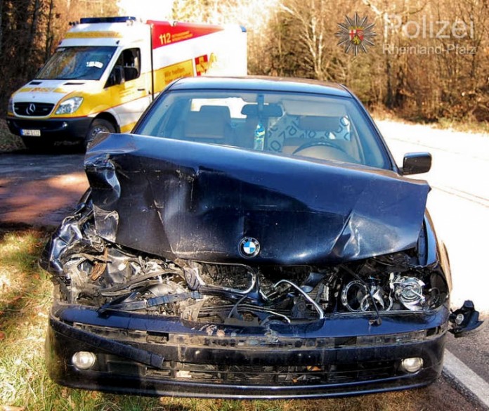 Der BMW-Fahrer hatte nicht genug Sicherheitsabstand gehalten und erkannte zu spät, dass der Wagen vor ihm bremste - er krachte dem anderen Pkw aufs Heck. Dabei wurde er selbst sowie die drei Insassen des anderen Wagens verletzt