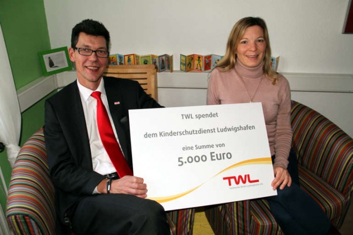 Dr. Hans-Heinrich Kleuker, Kaufmännischer Vorstand von TWL, übergibt die Weihnachtsspende von TWL an Dr. Sabine Krömker, die Leiterin des Kinderschutzdienstes