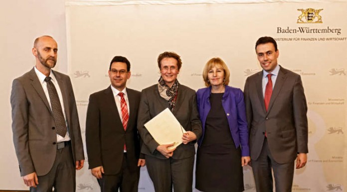 Wirtschaftsbürgermeisterin Gabriele Luczak-Schwarz (Mitte) bei der Übergabe der Förderbescheide für die Karlsruher Lernfabrik 4.0. Rechts Baden-Württembergs Wirtschaftsminister Dr. Nils Schmid