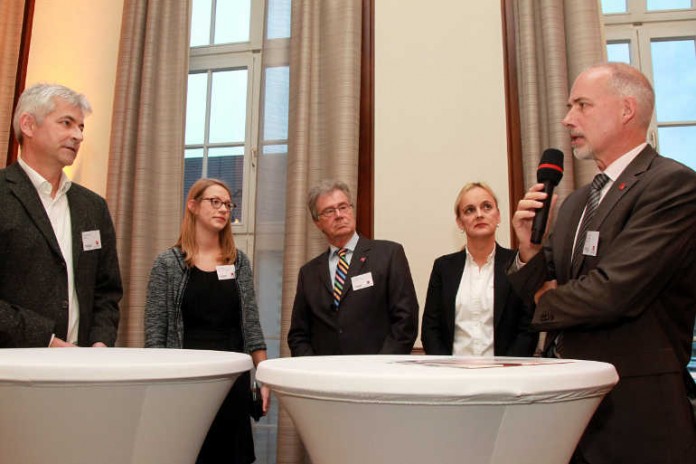(v.l.) Moderator Dr. Frank Wittig, Deutschlandstipendiatin Angie Timplan, Ferdinand Scherf, stv. Vorsitzender der Freunde der Universität Mainz e.V., Susanne Peitzmann, Evonik Stiftung, und Universitätspräsident Univ.-Prof. Dr. Georg Krausch