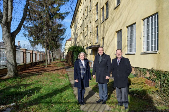 Oberbürgermeister Dr. Eckart Würzner (Mitte) mit Dagmar Winterer (Stellvertretende Leiterin des Amts für Wirtschaftsförderung) und dem Geschäftsführer der Heidelberger Dienste gGmbH, Wolfgang Schütte, vor dem künftigen Ausbildungshaus an der Römerstraße