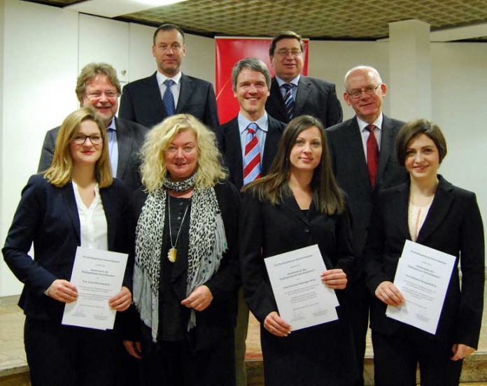 v.l.n.r.: Joana Bannweg, M.Sc.; Prof. Dr. Michael von Hauff; Dipl.-Volksw., Dipl.-Kffr. Karin Decker; Prof. Dr. Michael Hassemer;Prof. Dr. Gordon Müller-Seitz;Felicitas Poensgen, M.Sc.; Dr. Jürgen E. Blank;Prof. Dr. Reinhold Hölscher; Katharina Borgardt