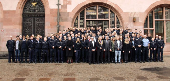 OB Peter Feldmann empfängt 100 neue Polizeikräfte
