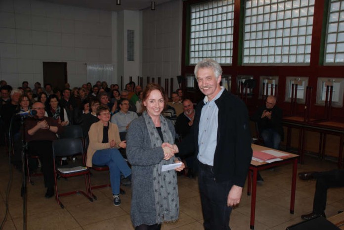 Gabriele Banzhaf (l.) überbrachte als Vorsitzende des Personalrats Manfred Stempel die besten Wünsche des Kollegiums