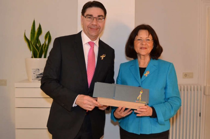 Oberbürgermeister Thomas Hirsch und Landrätin Theresia Riedmaier unterstützen "Eine bunte Schleife am Revers"