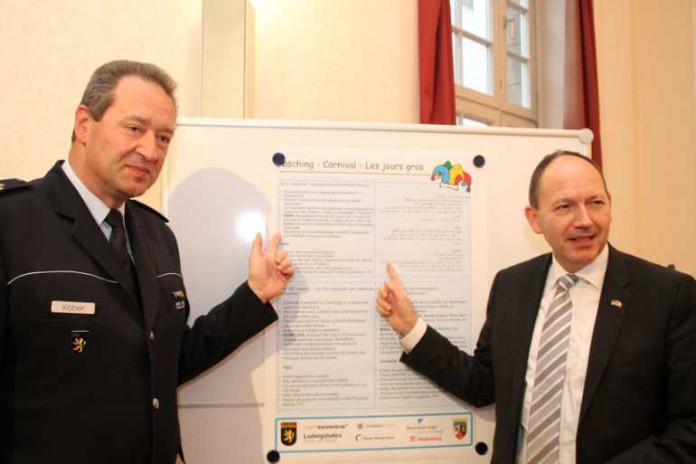 Erster Bürgermeister Christian Specht (r.) und Polizeipräsident Thomas Köber präsentieren das Info-Plakat