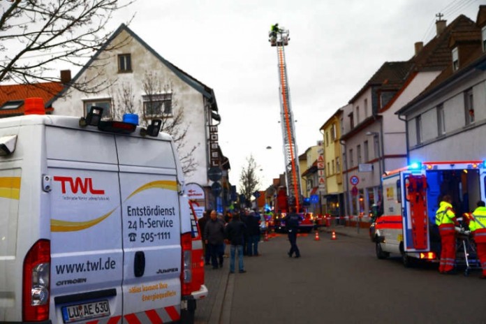 In der Edigheimer Straße kam es zu einem Werkstattbrand im hinteren Teil des gelben Hauses