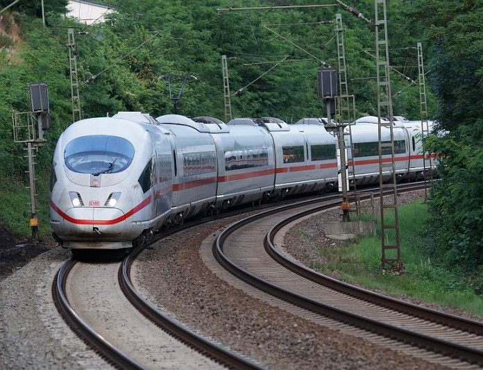 Der Zugverkehr zwischen Neustadt und Kaiserslautern ist weiterhin und voraussichtlich bis in die Abendstunden gestört - es kommt zu Zugausfällen und Verspätungen