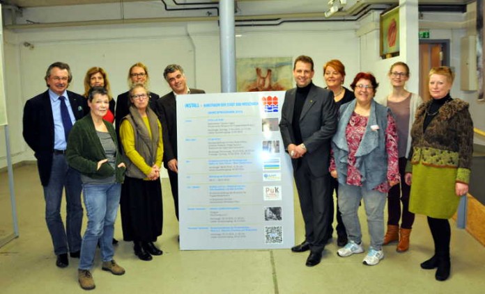 Gemeinsam mit Künstlerinnen und Künstlern sowie Repräsentanten des Kunstvereins und der Künstlergruppe Nahe präsentierten Oberbürgermeisterin Dr. Heike Kaster-Meurer und der Leiter des PuK, Markus Dorner, das Ausstellungsprogramm im Install