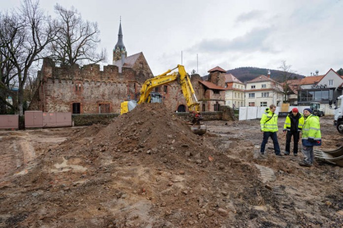 Mit schwerem Gerät haben die Umbauarbeiten am Tiefburgvorplatz in Heidelberg-Handschuhsheim begonnen