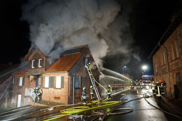 Ein Holzschuppen griff auf das Wohnhaus über