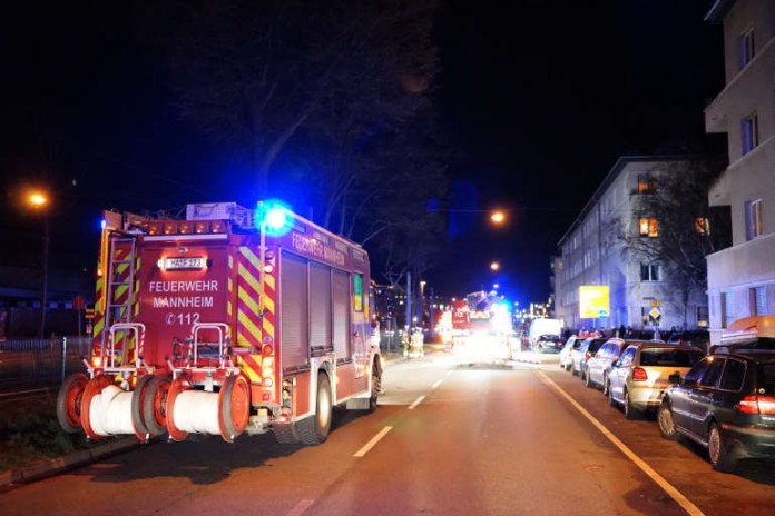 Die Friedrich-Ebert-Straße war während des Feuerwehreinsatzes in Fahrtrichtung Zentrum gesperrt