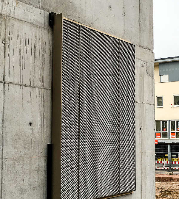 In der Binger Straße zu betrachten: Ein Fassadenmuster aus Streckmetall für das Weiterbildungszentrum WBZ