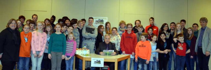 Landrat Schick liest in der Albert-Schweitzer-Schule