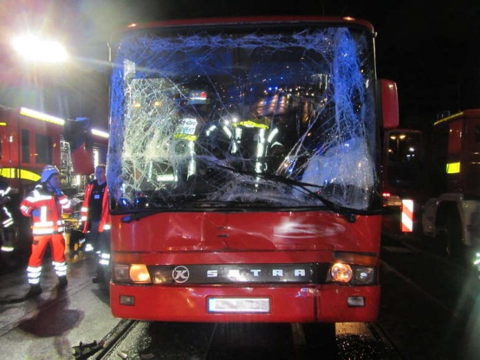 U-Turn auf Binger Straße verursacht Auffahrunfall zw. 2 Bussen. Hoher Sachschaden