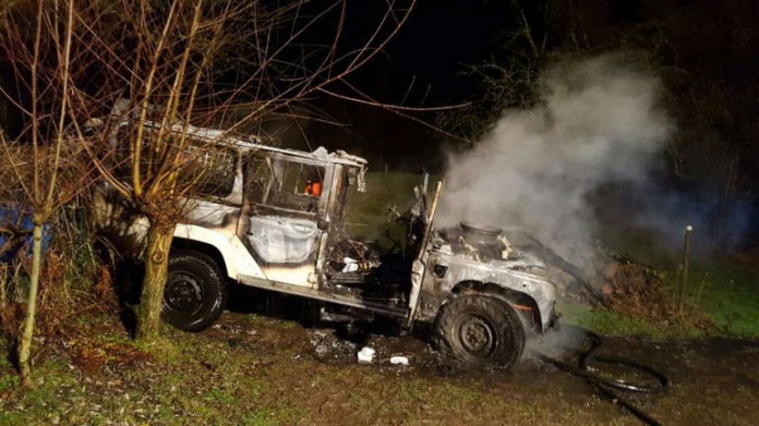 Ein PKW geriet in Vollbrand