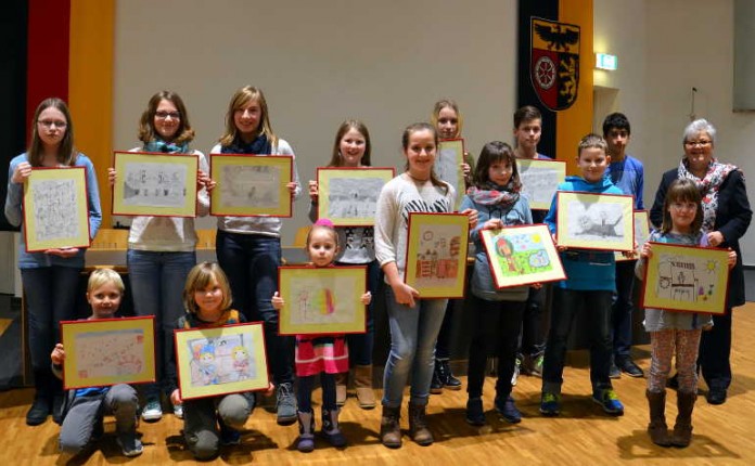 Bei der Vorstellung des Ferienkalenders 2016 durch die Kreisbeigeordnete Ursula Hartmann-Graham (rechts) wurden 14 junge Künstler geehrt, deren Werke im Kalender zu bewundern sind