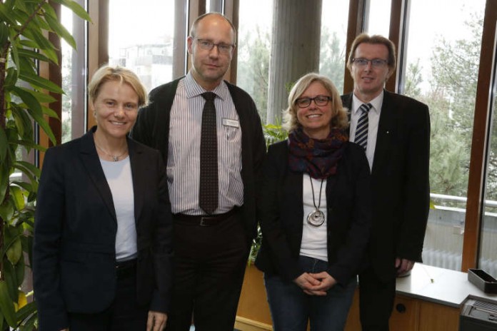 Abwechslung und Entlastung soll die ambulante Dementengruppe bringen. Bürgermeisterin Christiane Staab, Thorsten Antritter (Geschäftsführer Astor-Stift), Petra Sotzko (Stadt Walldorf) und Erster Beigeordneter Otto Steinmann (v.l.n.r.) sind davon überzeugt