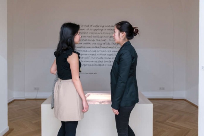 Geschwisterpaar in der Ausstellung 'A Labour of Love'