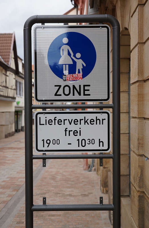 Im unteren Bereich war ein Zusatzschild montiert, das Fahrradfahrern erlaubte, zwischen 20 und 8 Uhr die Fußgängerzone zu befahren