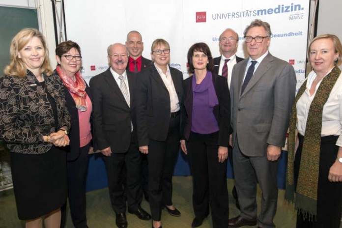 Dr. Elke Frank (5. v. l.) ist neuer Kaufmännischer Vorstand der Universitätsmedizin Mainz