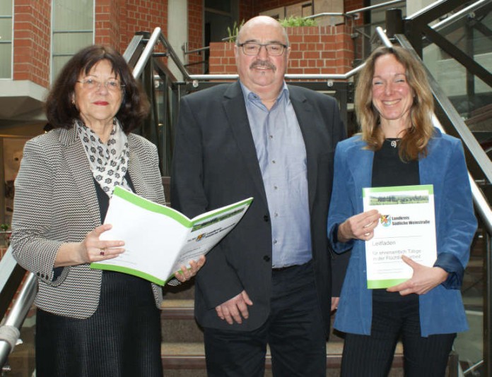 Sie halten die Neuauflage des Leitfadens bereits in ihren Händen: Landrätin Theresia Riedmaier, Kreisbeigeordneter Helmut Geißer und Integrationsbeauftragte Kaja Kopkow-Miller
