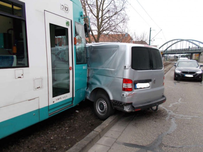 Der Fahrer des Transporters wurde verletzt