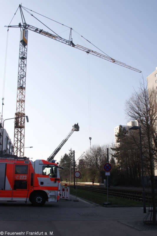 Bei Kranarbeiten auf einer nahegelegenen Baustelle berührte das Hubseil des Krans die Oberleitung der Straßenbahn