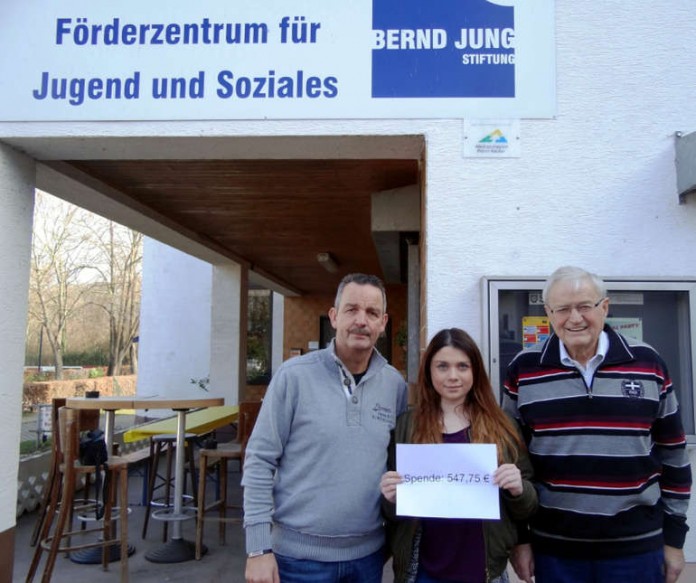 Vera Meurer, die das Charity-Fussballspiel für Flüchtlinge initiiert hatte, übergibt in Bobenheim-Roxheim den Scheck an den Vorstandsvorsitzenden der Stiftung, Bernd Jung (r.) und dem Geschäftsführer der Stiftung, Harald Stark