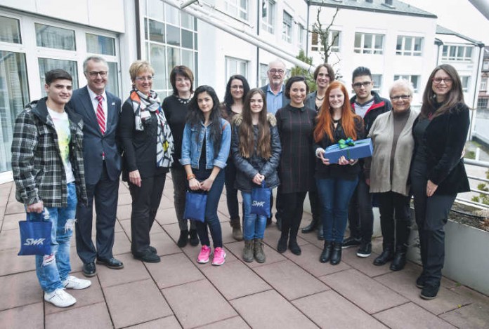 Vertreter der einzelnen Sozialprojekte mit Markus Vollmer, Vorstand der SWK Stadtwerke Kaiserslautern Versorgungs-AG