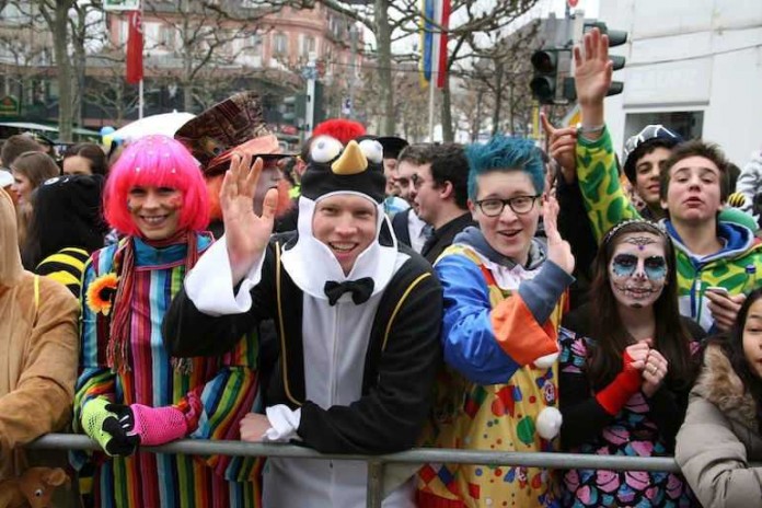 Feierfreudige beim Rosenmontagszug 2014 (Archivbild)