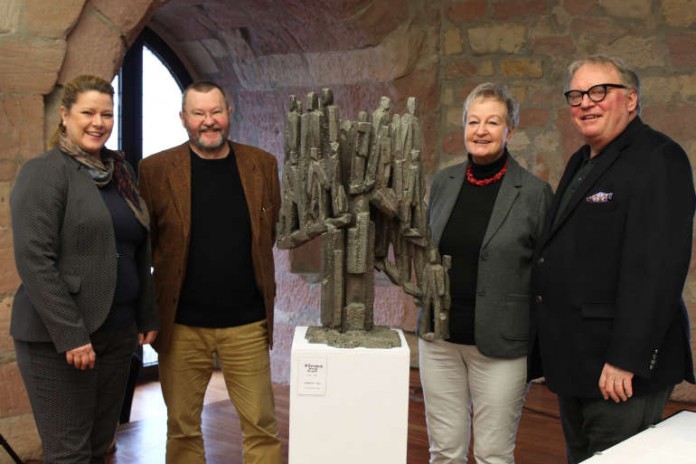 v.l.: Ulrike Dittrich (Schlossmanagerin), Dr. Stefan Lorenz (Sohn des Künstlers), Silvia Schreiber (Tochter des Künstlers), Kulturstaatssekretär Walter Schumacher