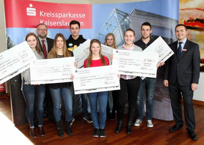 Kreissparkasse Kaiserslautern übergibt Geldpreise für gelungenes Abi-Voting