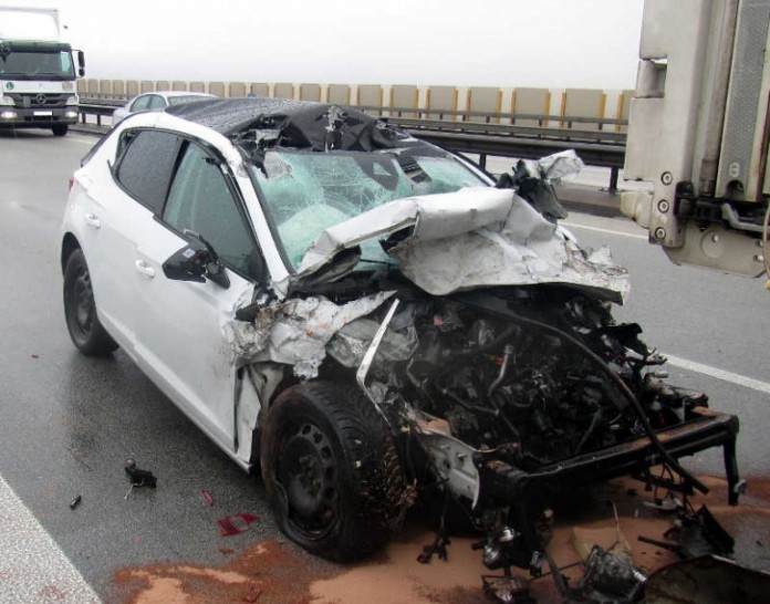 Der Fahrer dieses PKWs wurde bei dem Unfall schwer verletzt. Er erkannte den Stau zu spät. Die Polizei versucht nun die Ursache zu ermitteln