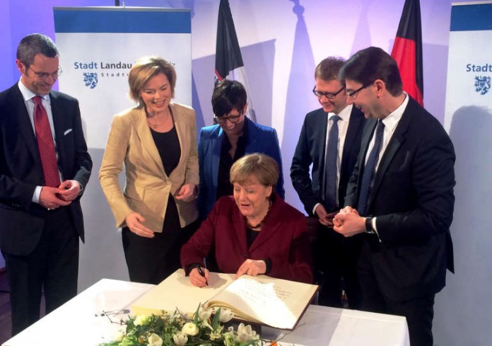 Bundeskanzlerin Dr. Angela Merkel (m.) trägt sich in das Goldene Buch der Stadt Landau ein