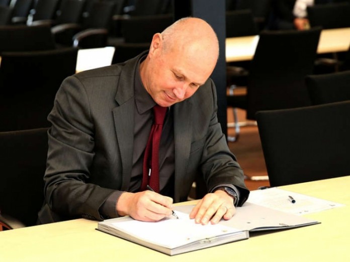 Prof. Dr. Leonhard bei der Vertragsunterzeichnung