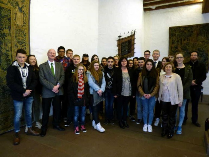 Beigeordneter Färber (links im Bild) begrüßt die französischen Austauschschülerinnen und -schüler