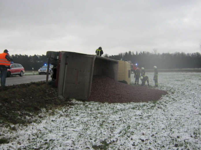 Ein mit Schotter beladener LKW war umgekippt