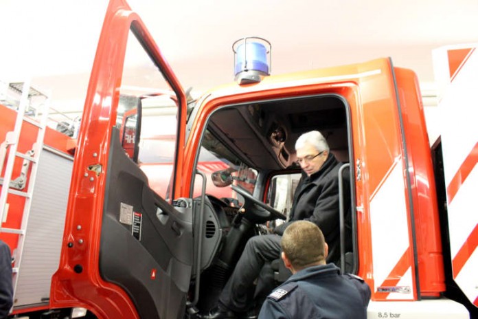 Roger Lewentz im Feuerwehrfahrzeug mit Wehrleiter Frank Flockerzi