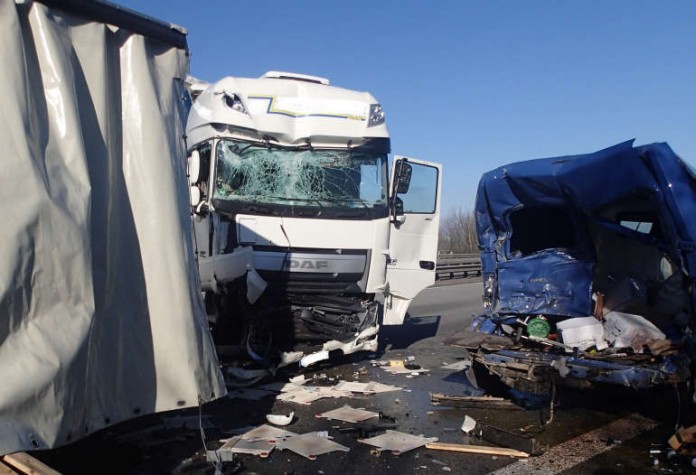 Beschädigte Fahrzeuge an der Unfallstelle