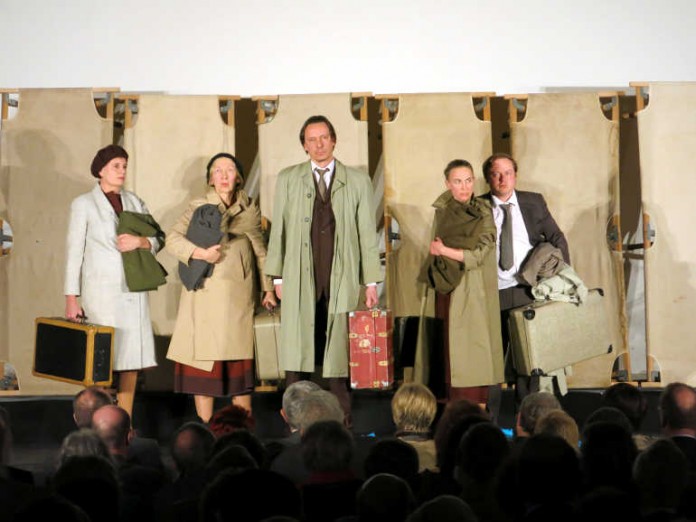 Wird ebenfalls mit einer Förderung des Bezirksverbands Pfalz bedacht: das Chawwerusch Theater, hier bei der Präsentation des eigenen Stücks „Gurs – Erinnern“