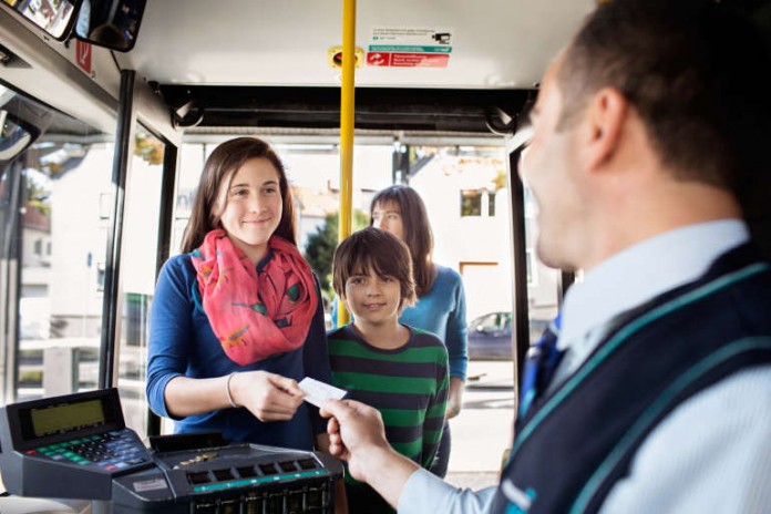 Fahrscheinverkauf im Bus