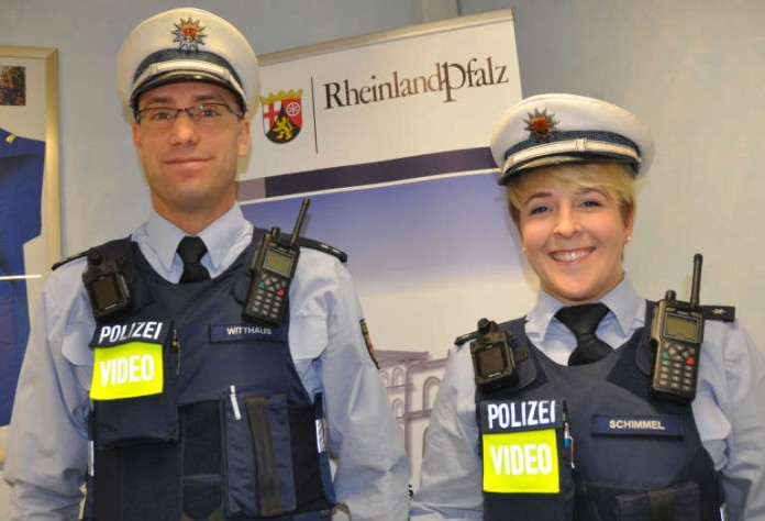 Ben Witthaus und Julia Schimmel sammeln derzeit in Kaiserslautern erste Erfahrungen im Einsatz mit den "Bodycams"