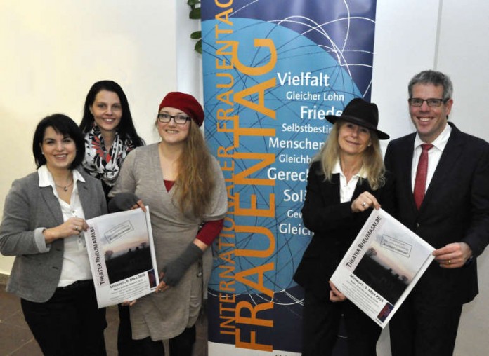 Frauen- und Gleichstellungsbeauftragte Melanie Knauf und Nicole Schmitt, Künstlerin Ludmilla Heilig, Gleichstellungsbeauftragte Brunhilde Schieb sowie Landrat Christian Engelhardt