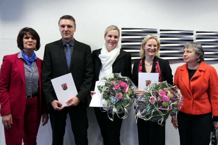 Dr. Julia Weinmann-Menke (Bildmitte) zusammen mit Wissenschaftsministerin Vera Reiß und Vizepräsidentin für Studium und Lehre der Johannes Gutenberg-Universität Mainz (JGU), Univ.-Prof. Dr. Mechthild Dreyer sowie Preisträgern