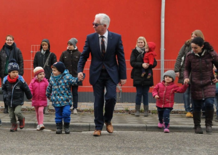 Praktisches Training mit Manfred Breitbach, Geschäftsführer der Unfallkasse Rheinland-Pfalz, stand beim Aktionstag „Sicher zur Schule“ in der Kita Haydnstraße in Frankenthal auf dem Programm