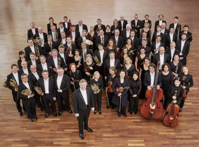 Die Deutsche Staatsphilharmonie unter der Leitung von Karl-Heinz Steffens (Foto: Stefan Wildhirt)
